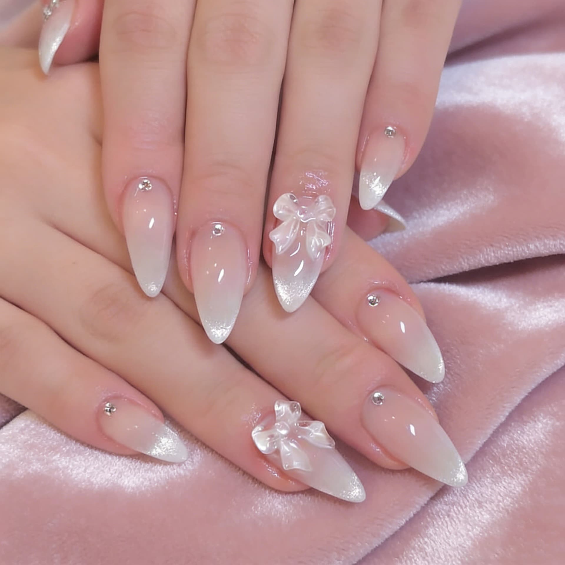 Medium-Length Almond-Shape Minimalist Wearable Nails